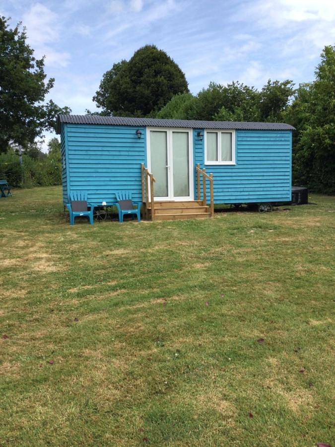 Location de vacances pour 2 personnes, avec Jacuzzi et Terrasse ainsi que Jardin et Vue dans Plévin