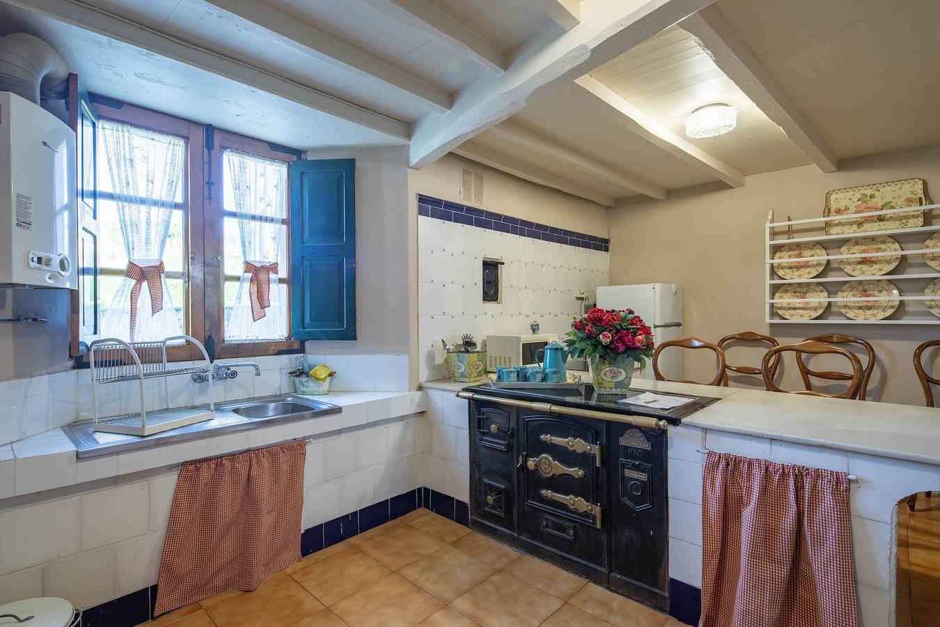 Country House 'Casa La Calleja' with Shared Terrace, Shared Garden and Wi-Fi in Arzúa, La Coruña Province