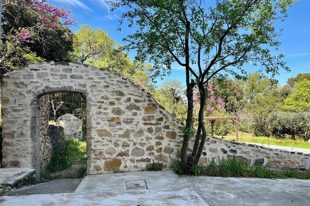 Large country house, heart of nature, 2 private swimming pools, panoramic view ! in Saint-Alexandre, Region de Nimes
