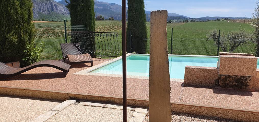 Gîte pour 4 personnes, avec piscine et jardin