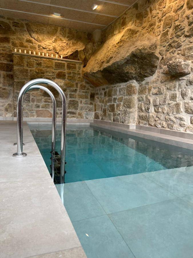 Casa de vacaciones para 15 personas, con piscina además de jacuzzi y jardín, Se admiten mascotas en Segarra