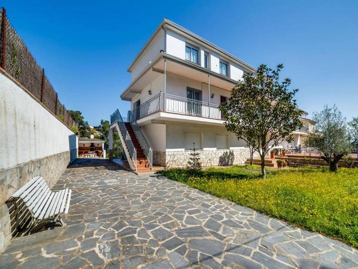 Casa rural para 20 personas, con Balcón y Terraza además de Jardín y Piscina en Palafolls