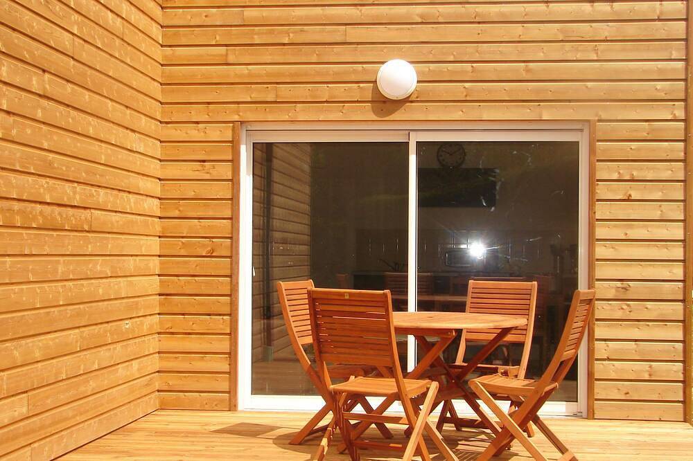 Entire apartment, House with heated pool 3 km from the beach in Pleumeur-Bodou, Pink Granite Coast