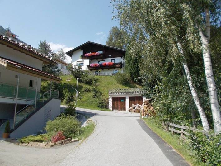 Ferienwohnung für 5 Personen, mit Balkon und Terrasse sowie Garten und Ausblick in Trins