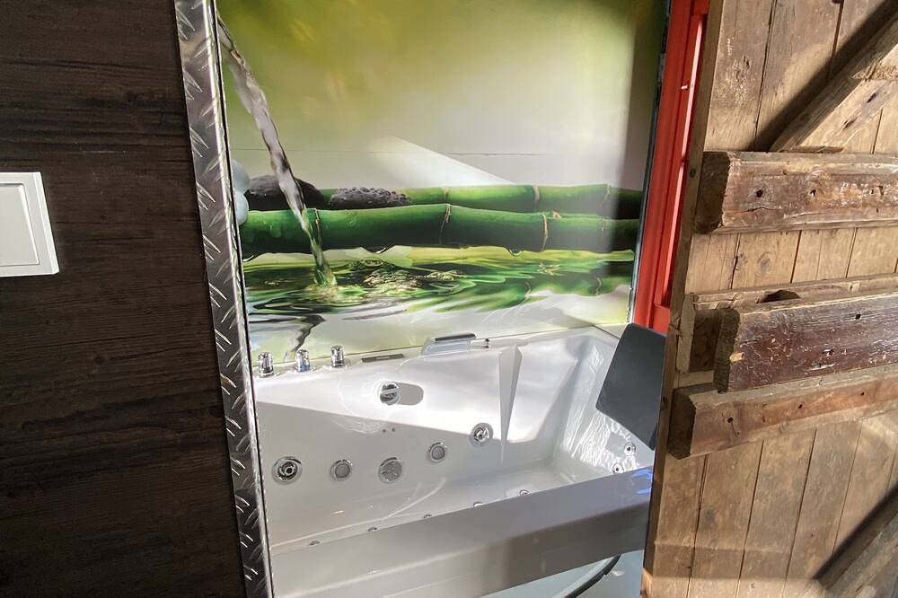 Gleis 1, Eisenbahn Waggon mit Whirlpool und Ofen. in Dahlem, Rureifel (Nordrhein-westfalen)