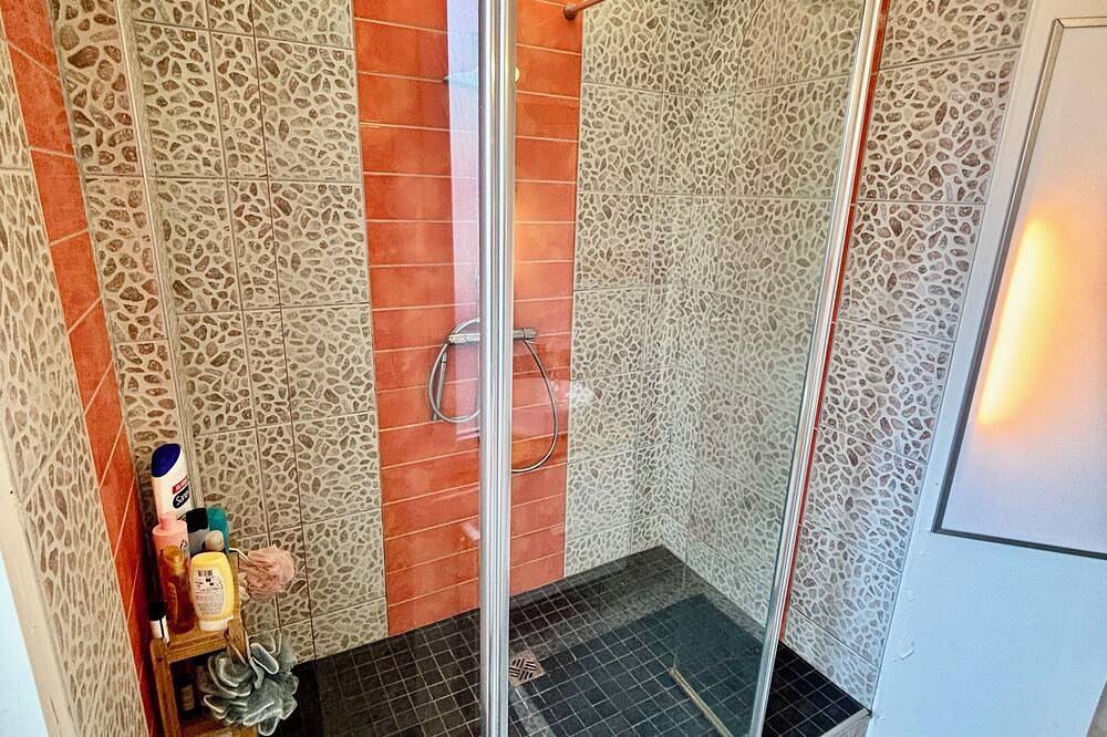 Comfortable House • Private Hot Tub • Spacious • Secure Garage Parking in Reims, Marne