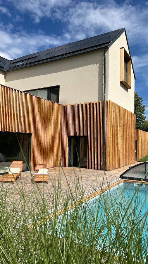 Ferienhaus für 17 Personen, mit Balkon und Whirlpool sowie Terrasse und Garten in Kienberg