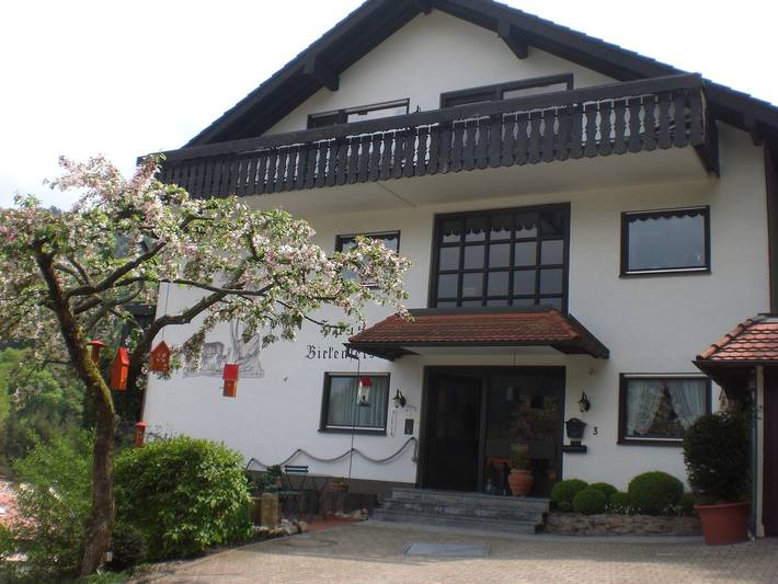 Geheel appartement, Appartement 'Nr 2, 30qm' met privéterras, gedeelde tuin en Wi-Fi in Bad Herrenalb, Noordelijk Zwarte Woud