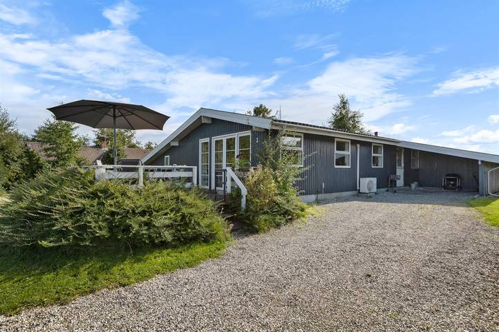 Ferieudlejning for 12 personer, med terrasse og have såvel som sauna og jacuzzi i Bogense