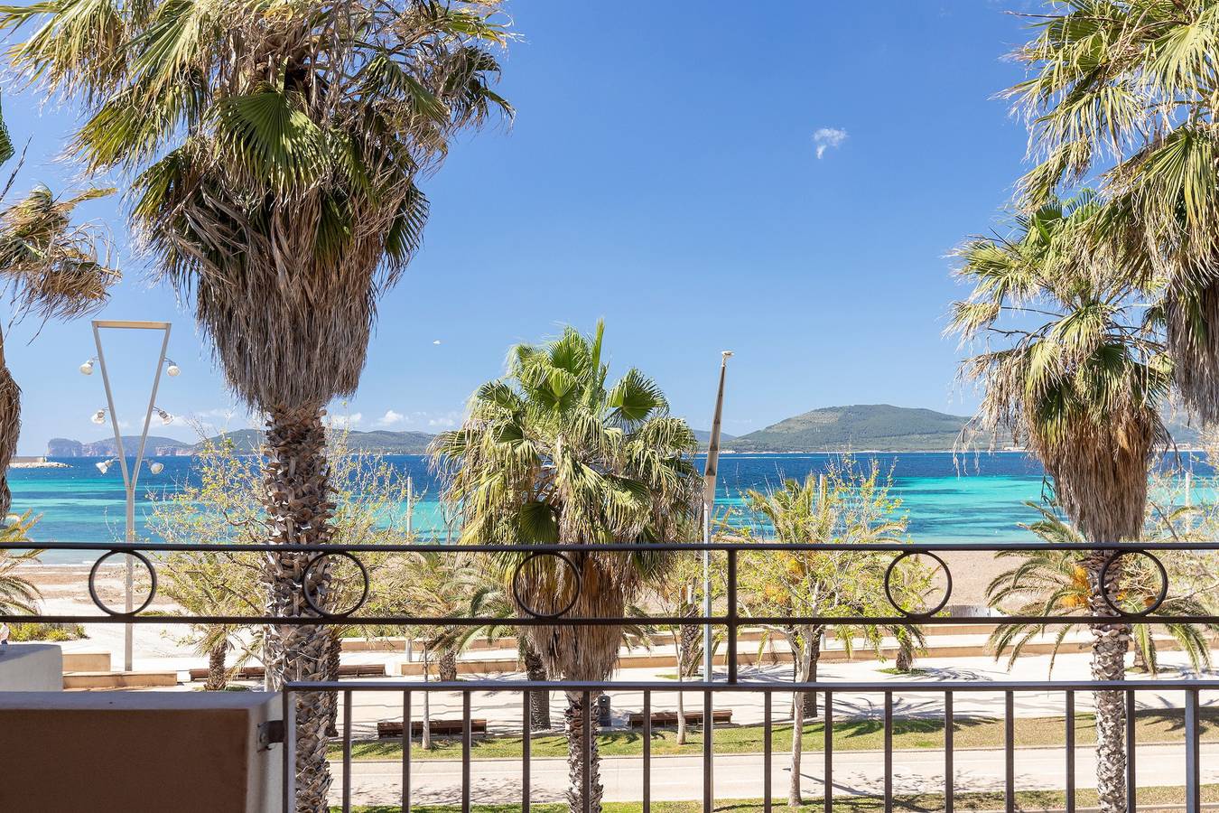 Appartamento intero, Appartamento "Rosso Marrone" con vista mare, terrazza privata e Wi-Fi in Lido di San Giovanni, Pivarada