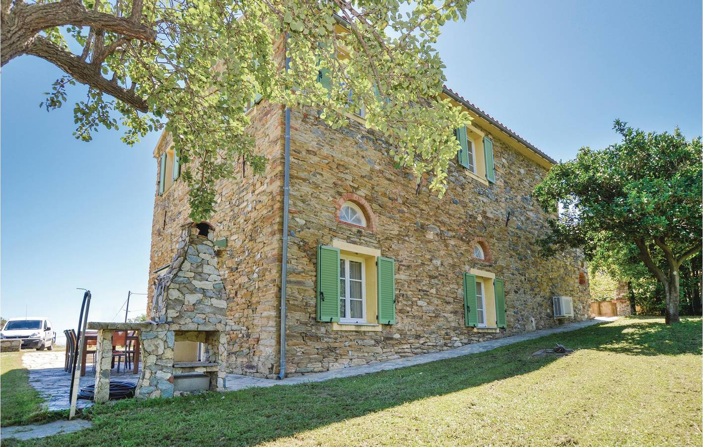 Cozy Apartment with Pool, WiFi & Terrace 1.5km from Beach in Santa-Maria-Poggio, Corte region
