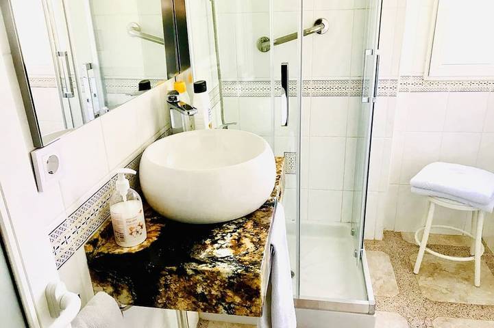 Apartamento entero, Piso luminoso+ aire acondicionado+jardín y piscina in Benalmádena Costa, Benalmádena