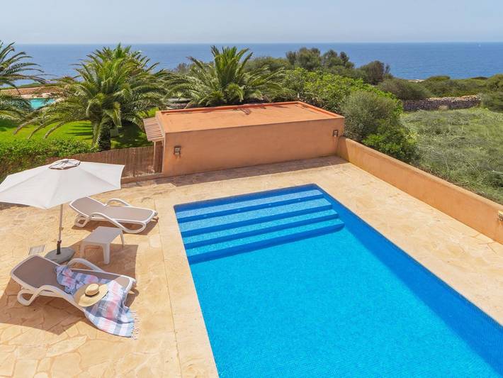 Ferienhaus für 6 Personen, mit Meerblick und Terrasse sowie Garten und Pool in Cala Llombards