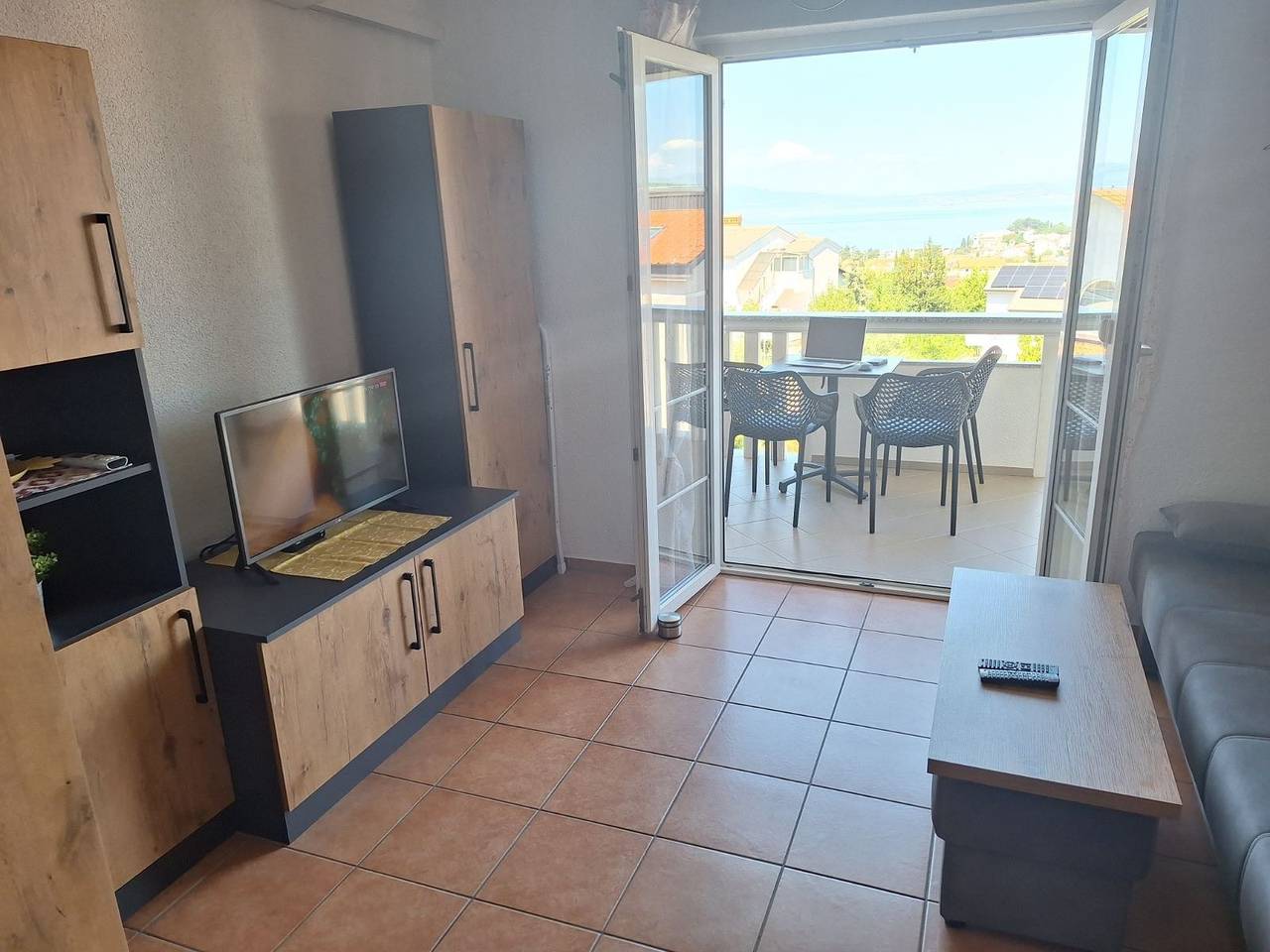 Ganze Wohnung, 1-Zimmer-Ferienwohnung mit Balkon und Meerblick Malinska, Krk A-21671-a in Malinska-Dubašnica, Krk