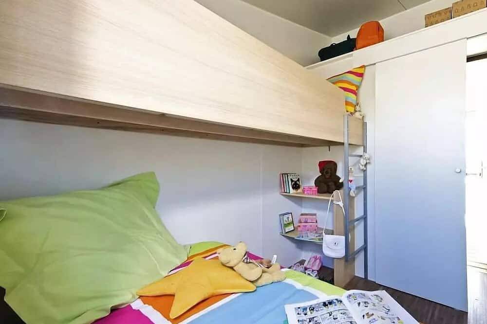 Bungalow Toilé - sans sanitaires. 1 chambre lit double, 1 chambre 3 couchages (1 superposé) 5 personnes in Culoz, Belley