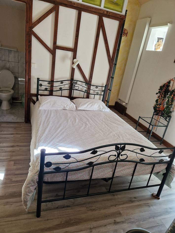 Bed and Breakfast 'Chambre - La Campagne' with Shared Terrace, Shared Garden and Wi-Fi in Castillon (Calvados), Bayeux region