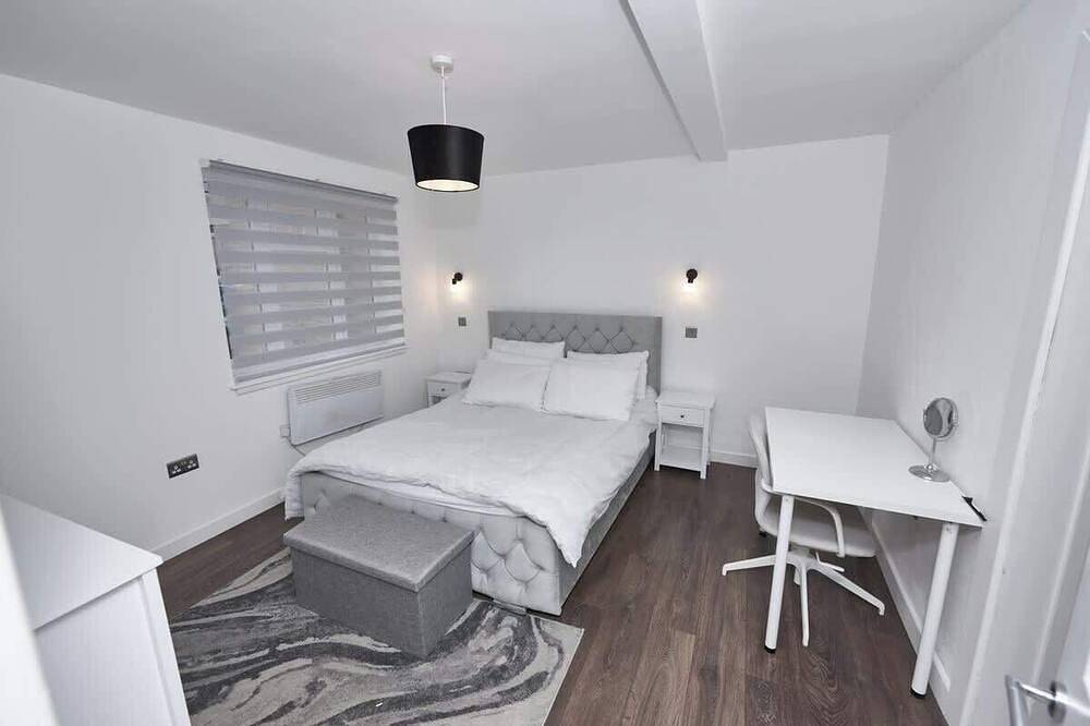 Entire apartment, Apartment in Buckinghamshire with Secured Parking in Aylesbury, Buckinghamshire