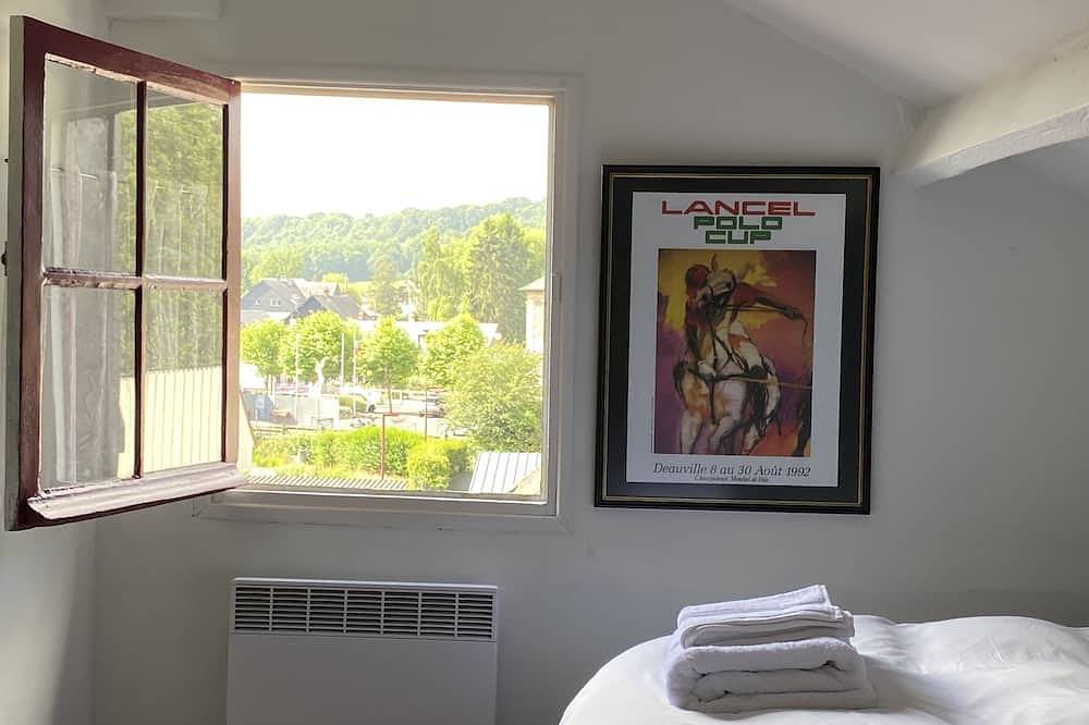 Riverside House & Terrace in Village & Restaurants, Wood Burning Stove, Walking in Cormeilles, Région de Bernay