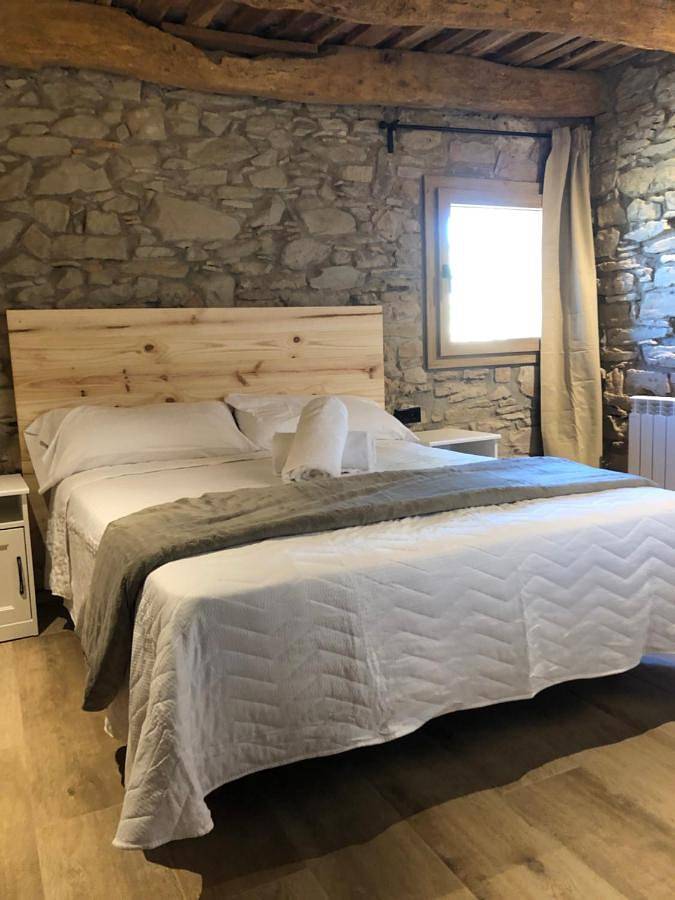 Casa rural para 2 personas, con vistas además de piscina y jardín, Se admiten mascotas en Cataluña - 4