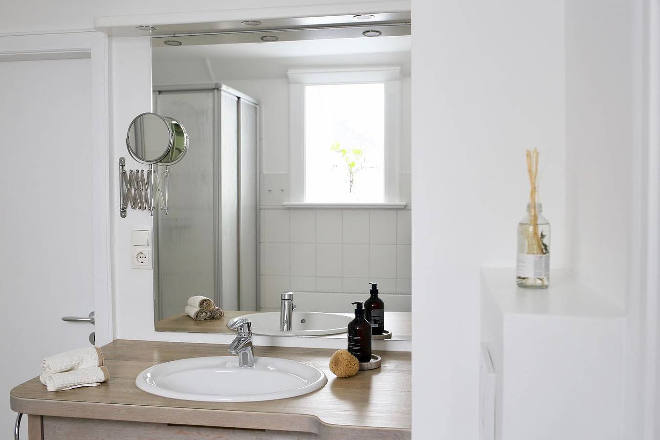 Ganze Wohnung, Stilvolle 4-Sterne-Ferienwohnung "Südfall" im Bauernhausgiebel in Reußenköge, Nordseeküste