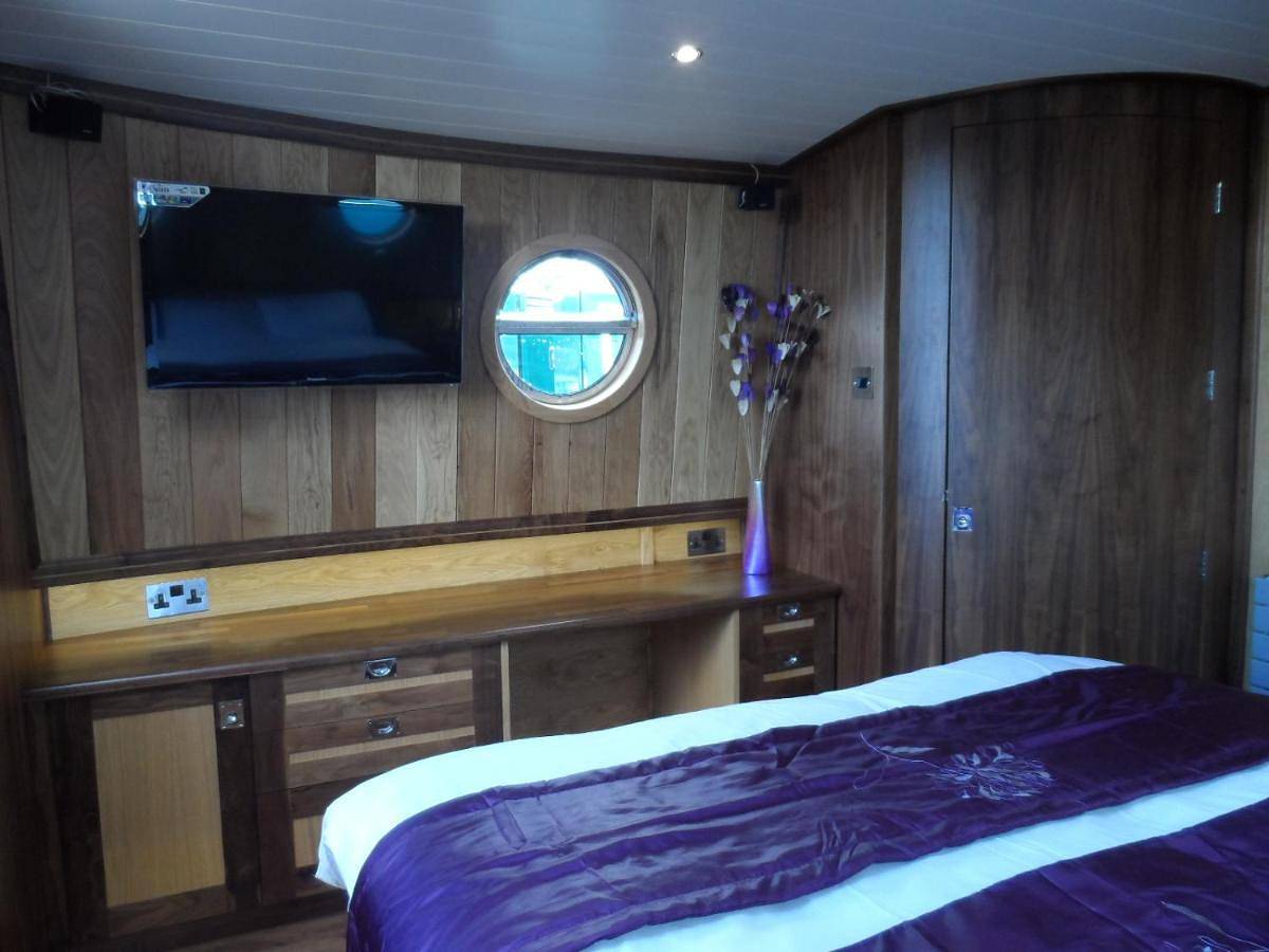 Luxury boats and moorings Wendover Arm in Chiltern Hills