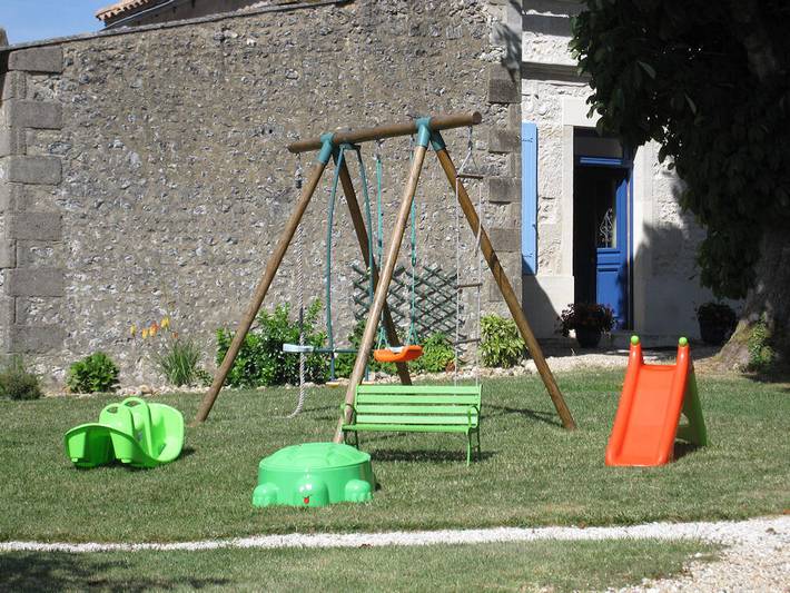 Gîte pour 6 personnes, avec terrasse ainsi que jardin et piscine à Semoussac