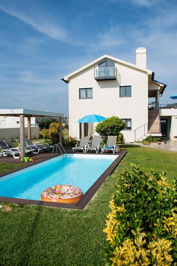 Location de vacances pour 5 personnes, avec Balcon et Terrasse ainsi que Jardin et Piscine dans Castelo do Neiva