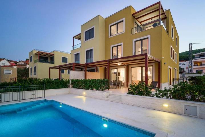 Willa dla 12 osób, z basen w Slatine