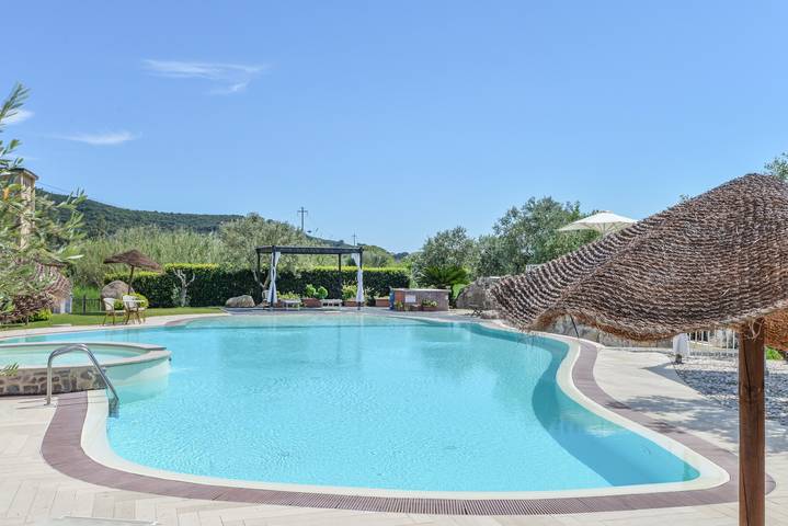 Entire studio, Studio Apartment 'Monolocale Dolores' with Shared Pool, Wi-Fi and Air Conditioning in Campo nell'Elba, Arcipelago Toscano