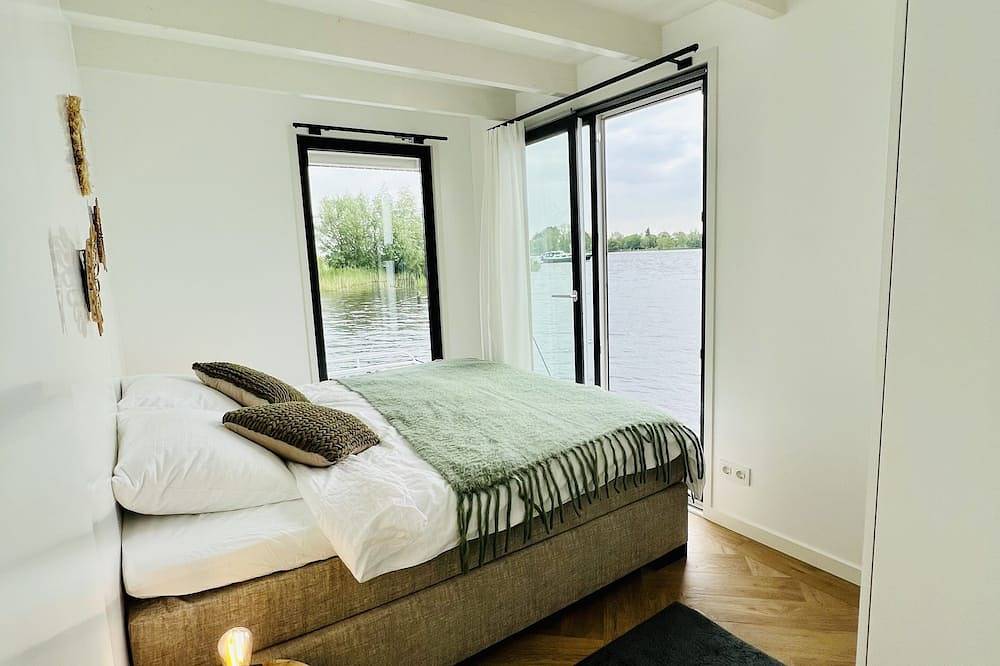 Houseboat: \"De Walvis\" with tender. 6p 4+ 2 kids in Groene Hart