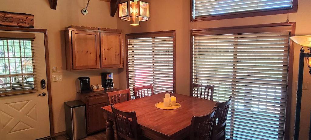 Viel Spaß in der Naughty Pines Lodge! 2 Masters, Loft & großes Deck! in Munds Park, Oak Creek Canyon