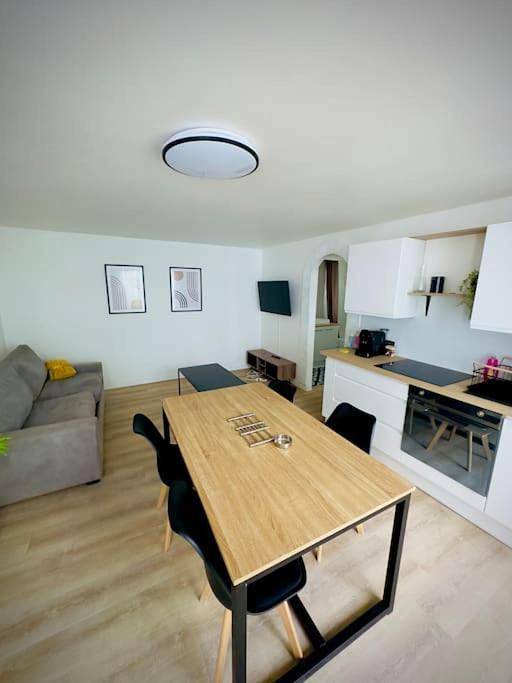 Appartement entier, One-Bedroom Apartment in La Penne-sur-Huveaune, Côte méditerranéenne (France)