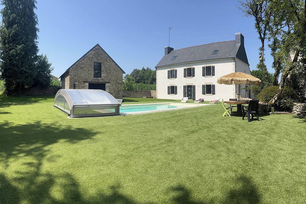14 person vacation home with pool and spa 17 minutes from the beach in Tréméven, Quimper region