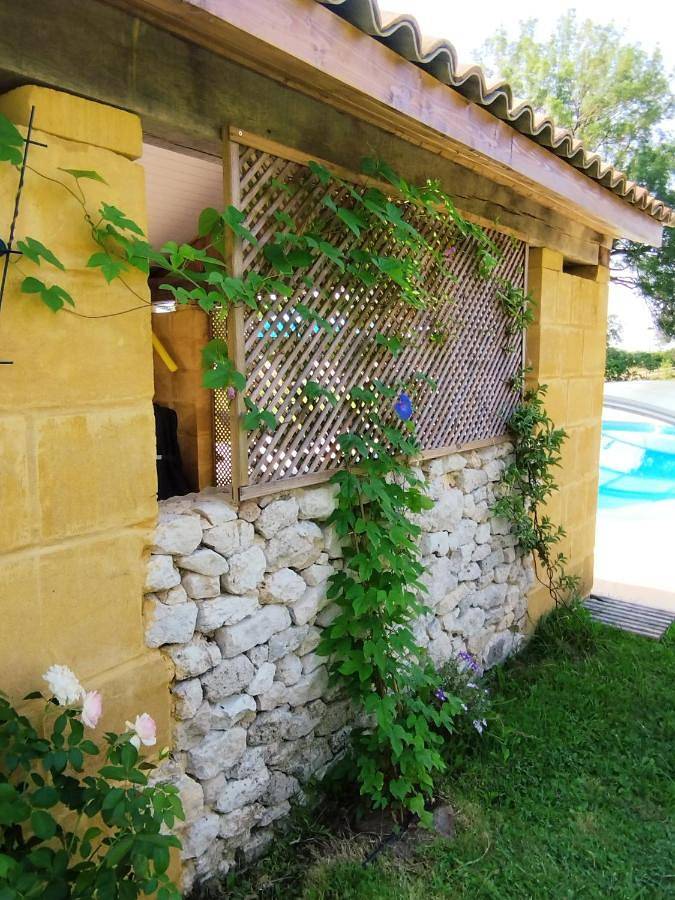 Location de vacances pour 2 personnes, avec vue et jardin ainsi que piscine et vue sur le lac à Naussannes - 4