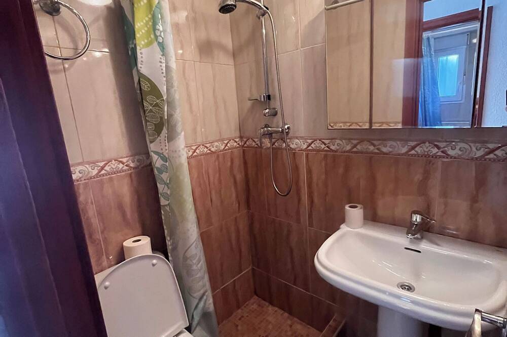 Apartamento entero, Casa nueva (para estrenar) a 40 m de la playa. Niños y mascotas son bienvenidos in Playa Moncayo, Guardamar del Segura