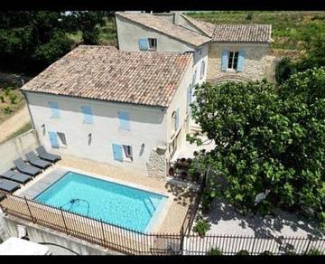 Location de vacances pour 14 personnes, avec piscine ainsi que jardin et vue à Châteauneuf-du-Pape