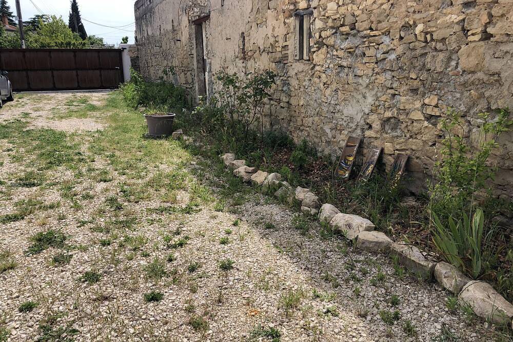 Semi-detached + enclosed exterior. Animals ok! in Pont-Saint-Esprit, Nimes und Umgebung