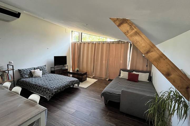 Apartamento entero, Air-conditioned studio on the banks of the Loir River with a pool. Pets allowed. in La Flèche, Sarthe