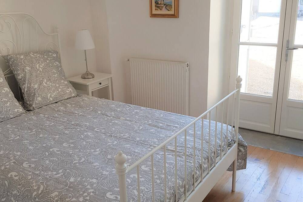 Apartamento entero, Apartamento-Apartamento-Baño privado con bañera-Vista al patio in Issoire, Besse-et-Saint-Anastaise region