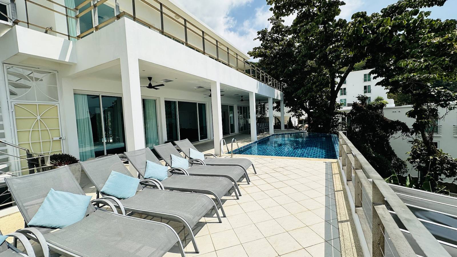 Villa Ginborn, fantastische Poolvilla mit 5 Schlafzimmern und Meerblick — 5 Minuten vom Kata Beach entfernt in Kata Beach, Karon