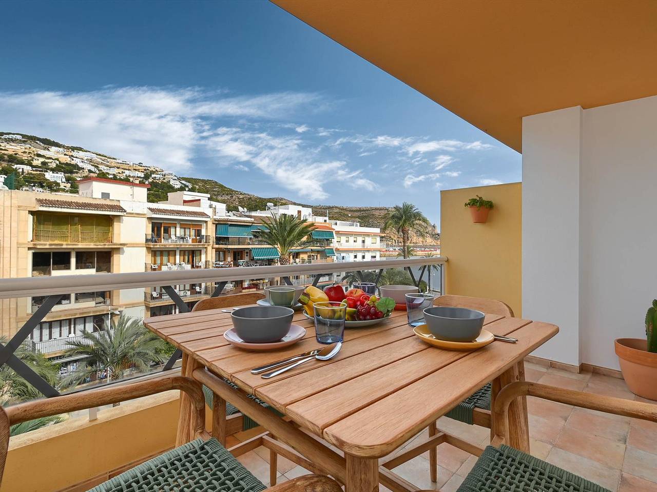 Hel lejlighed, Cozy 2-Bedroom Apartment with Sea View, 3 Terraces, and Parking near Playa de la Grava in Javea Port, Jávea