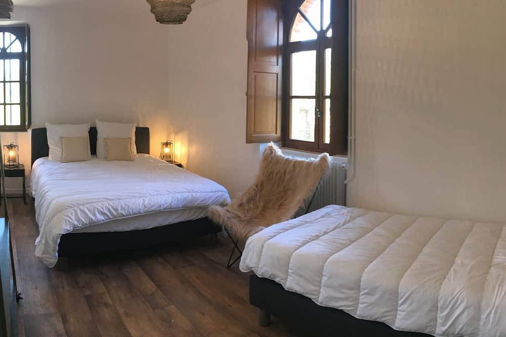 Gîte charmant près du circuit du Mans, 12 pers., 5 ch., rénové avec 3 sdb, nature et attractions proches in Yvré-l'Évêque, Sarthe