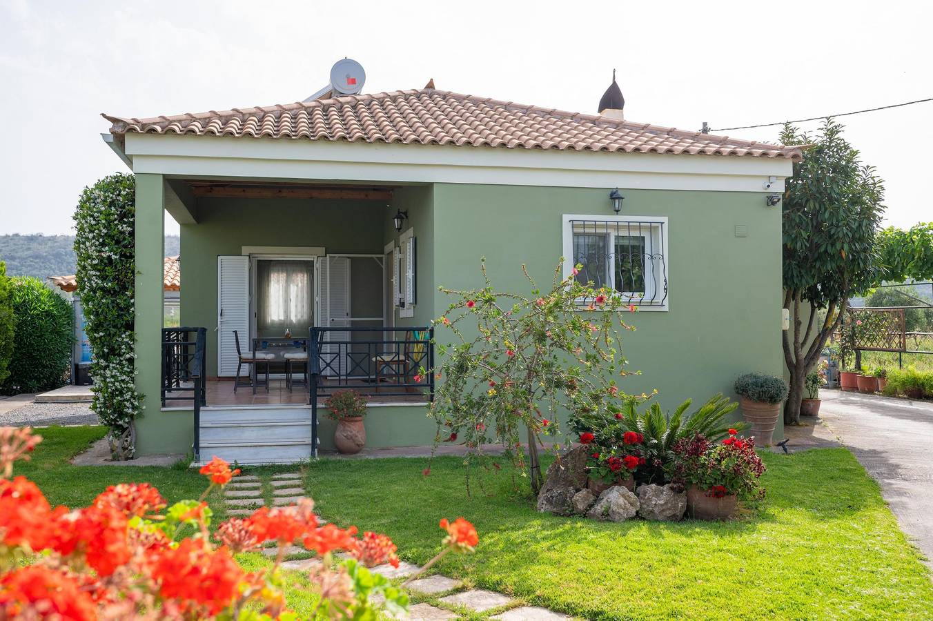 Ελιά/Olive near to sea with heating pool in Mani Peninsula