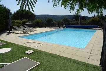 Villa pour 6 personnes, avec jardin ainsi que jacuzzi et terrasse à Vallon-Pont-d'Arc