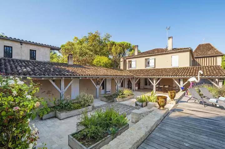Villa with Private Pool in Gontaud-de-Nogaret, Région de Marmande