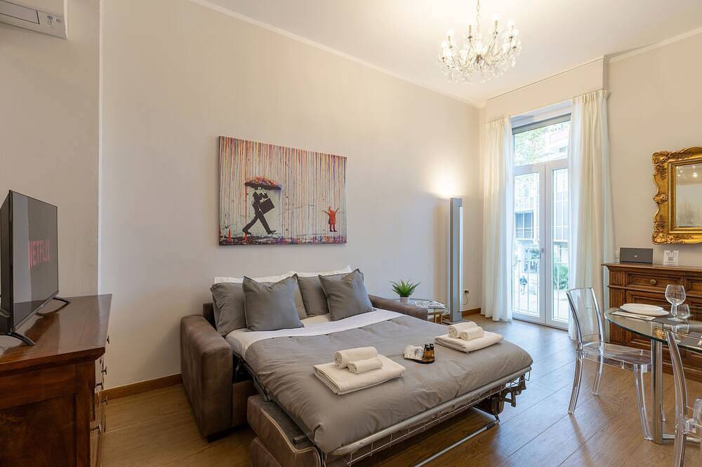 Entire apartment, [Elegant Lawn Escape 1] Your Gateway to Florence in Prato, Prato Province