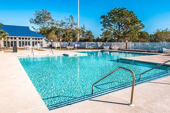Vacation home for 8 people, with pool and balcony in North Carolina