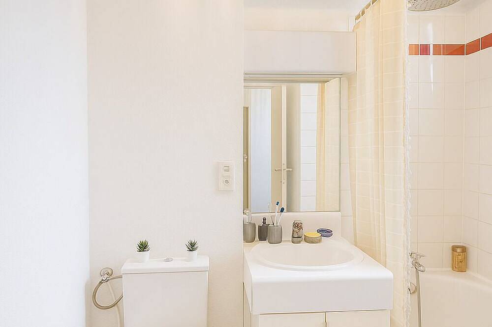 Geheel appartement, Bright, elegant studio in the heart of Lille in Wazemmes (Lille), Rijsel