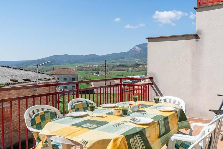 Location de vacances pour 8 personnes, avec Balcon et Terrasse ainsi que Jardin et Vue à Oliana