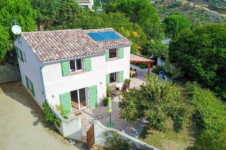 Villa pour 8 personnes, avec terrasse ainsi que piscine et jardin, animaux acceptés à Bormes-les-Mimosas